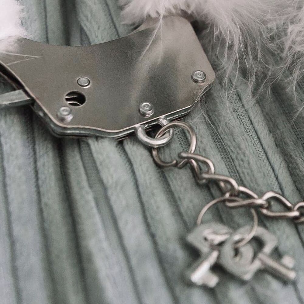 Наручники металеві Adrien Lastic Handcuffs з білим